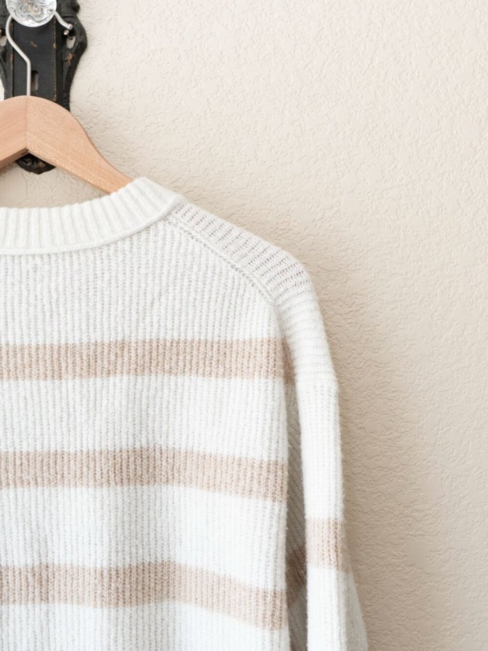 American Eagle Stripe Sweater Womens Medium Cream Tan Rib Knit Pullover Soft - Picture 12 of 14